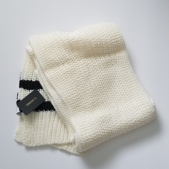 Forever 21 Cream & Black Scarf and Glove Set. - Picture 4 of 4